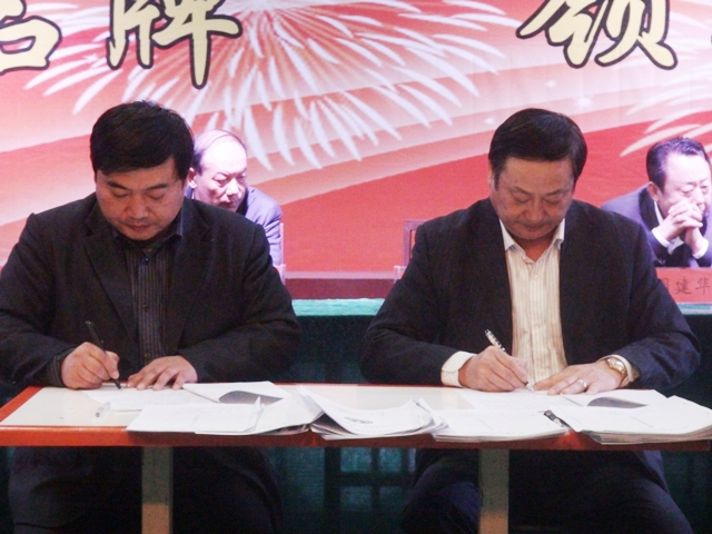 安全会议现场，彩钢厂总经理孙付民签订目标责任书