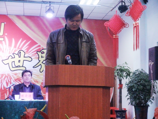 安全生产会上，华夏特钢硫酸厂安全员李华作交流发言