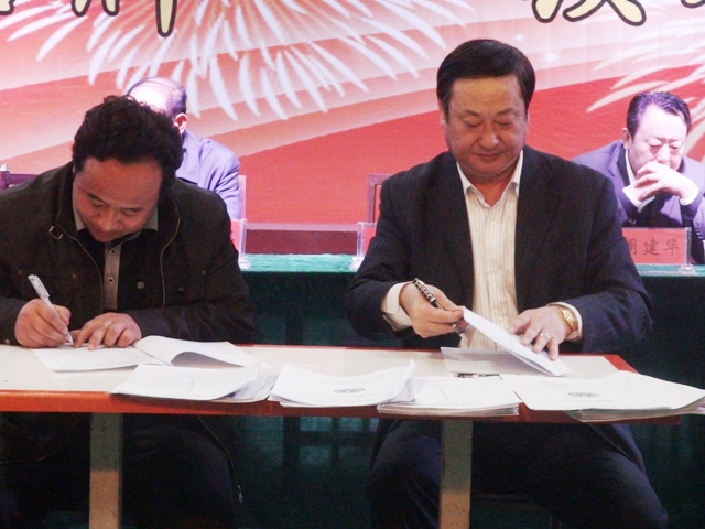 安全生产会上，镍铁厂副总经理张武生签订目标责任书