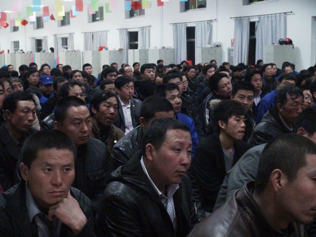 安全生产会议现场，基层负责人认真听取会议精神