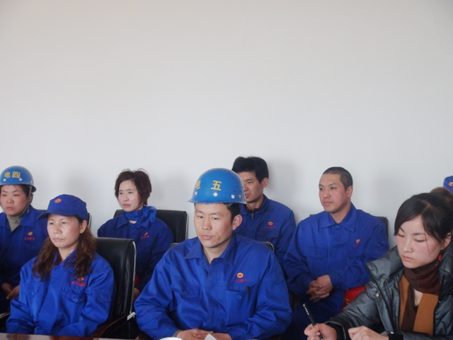 员工代表认真听取区市县三级工会领导讲话