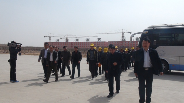 公司领导迎接新员工的到来